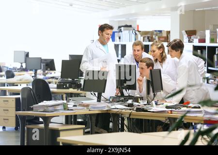 Forscher, Büro, Tecnalia Foundation, Technologie- und Forschungszentrum, San Sebastian Technologiepark, Donostia, Gipuzkoa, Baskenland, Spanien. Stockfoto