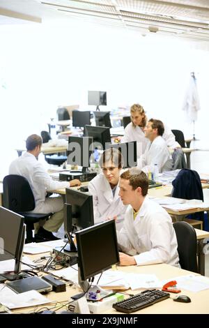 Forscher, Büro, Tecnalia Foundation, Technologie- und Forschungszentrum, San Sebastian Technologiepark, Donostia, Gipuzkoa, Baskenland, Spanien. Stockfoto