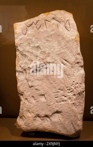 Sandsteinstele mit restlichen Schriften in iberischen Schriftzeichen, IV bis I BC, Los Chorrillos, Mengibar, Iberisches Museum von Jaén, Andalusien, Spanien. Stockfoto