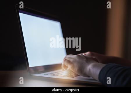 Hacker, Hand und Tippen auf dem Laptop-Bildschirm bei Mockup für Malware, Datenbanksoftware oder Hardwareverbindung des Servers. Digital, Person und Stockfoto