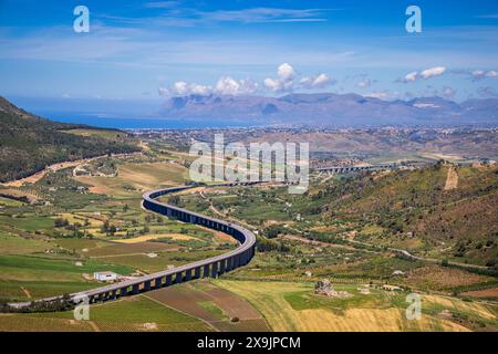 Die Autostrade schlängelt sich entlang der nordsizilianischen Küste vom Griechischen Theater in Segesta, Sizilien Stockfoto