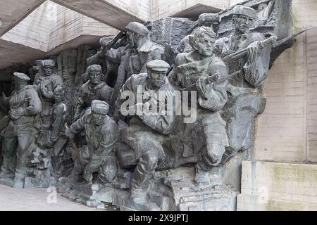 Kiew, Ukraine - 18. Mai 2019: Eine skulpturale Komposition über Partisanen und die Arbeiterleistung des Hintergrunds. Museum des Großen Vaterländischen Krieges. Das Museum Stockfoto