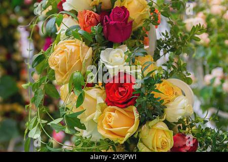 Wunderschöne Dekoration aus einem Rosenstrauß für eine Hochzeitszeremonie. Blumen Stockfoto