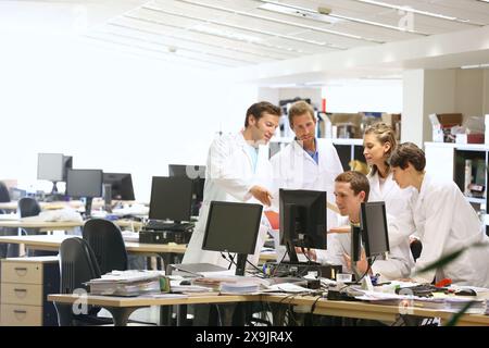 Forscher, Büro, Tecnalia Foundation, Technologie- und Forschungszentrum, San Sebastian Technologiepark, Donostia, Gipuzkoa, Baskenland, Spanien. Stockfoto