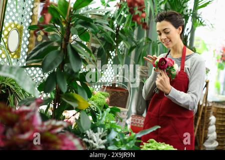 Florist im Blumengeschäft. Stockfoto