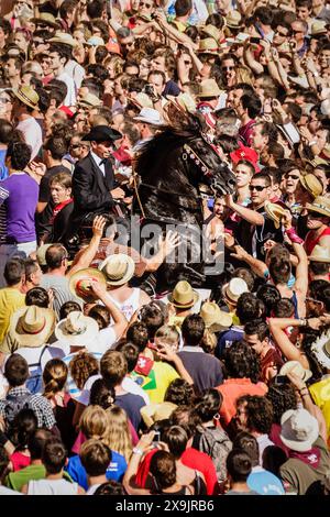 Pferde tanzen mitten im Volk, des Born Square, Caragol des Born, Sant Joan Festival. Ciutadella. Menorca, Balearen, Spanien. Stockfoto