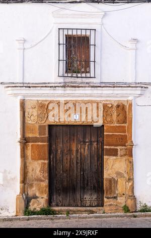 Vegetatives Relief an der Fassade eines Herrenhauses, Alanís, Sierra Morena, Sierra Norte de Sevilla, Provinz Sevilla, Andalusien. Stockfoto