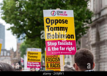 Whitehall, Westminster, London, Großbritannien. Juni 2024. Unterstützer des Aktivisten Tommy Robinson und Gruppen wie die English Defence League versammeln sich in London zu einem protestmarsch gegen Themen wie angebliche zweistufige Polizeiarbeit, die sie als weich bei Protesten pro-Palästina ansehen. Anti-Rassismus-Gruppen wie „Stand Up to Rassismus“ zielen darauf ab, den marsch hier in Whitehall zu stören Stockfoto