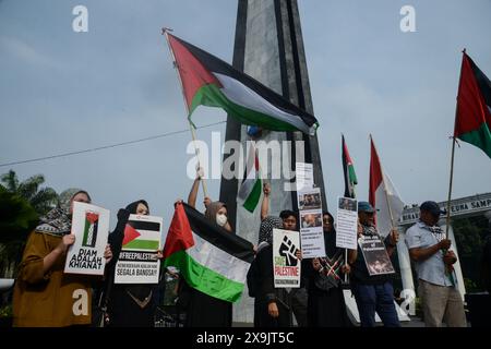 1. Juni 2024, Bogor, West-Java, Indonesien: Demonstranten nehmen an einer Solidaritätskundgebung mit dem palästinensischen Volk in Bogor, West-Java, Indonesien Teil. Mit diesem Protest verurteilten die israelischen Angriffe auf die Rafah, bei denen viele Palästinenser, darunter Kinder und Frauen, ums Leben kamen. In ihrer Aktion forderten die Demonstranten alle indonesischen Bürger auf, alle israelischen Produkte zu boykottieren. (Kreditbild: © Adriana Adie/ZUMA Press Wire) NUR REDAKTIONELLE VERWENDUNG! Nicht für kommerzielle ZWECKE! Stockfoto