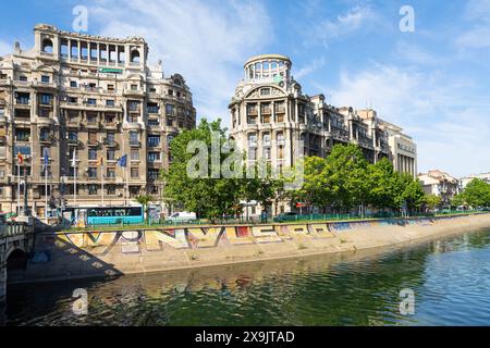 Bucarest, Rumänien. Mai 2024. Blick auf den Dambovita Fluss im Stadtzentrum Stockfoto