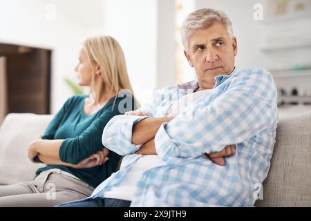 Reife, Mann und Paar kämpfen zu Hause auf Sofa, Menschen und häusliche Probleme oder ignorieren für Untreue Affäre. Überkreuzt, frustriert und konfliktbehaftet Stockfoto