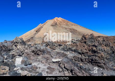 Blick auf den beeindruckenden Mount Theide auf Teneriffa in seiner felsigen Umgebung Stockfoto