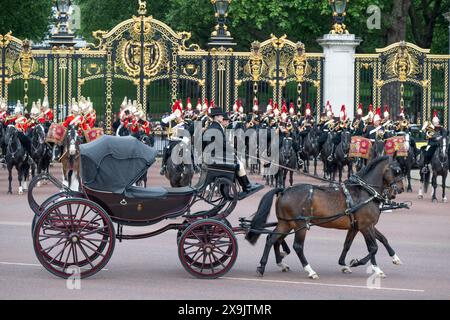 Queen Victoria Memorial, London, Großbritannien. Juni 2024. Die Generalmajor’s Review of the Trooping of the Colour for the King’s Birthday Parade findet statt. Diese Probe ist die erste von zwei formellen Rezensionen in voller Uniform der Truppen und Pferde, bevor sie am 15. Juni zur offiziellen Geburtstagsparade des Königs Parade vorgeführt wird. Die Soldaten werden von Generalmajor James Bowder OBE, dem Generalmajor, der die Haushaltsabteilung kommandiert, inspiziert. Die offene Pferdekutsche verlässt den Buckingham Palace und passiert Canada Gate, bevor die Rezension beginnt. Quelle: Malcolm Park/Alamy Live News Stockfoto