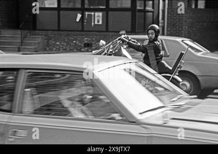 Motorradfahrer auf der Straße, Philadelphia, USA, Dezember 1976 Stockfoto