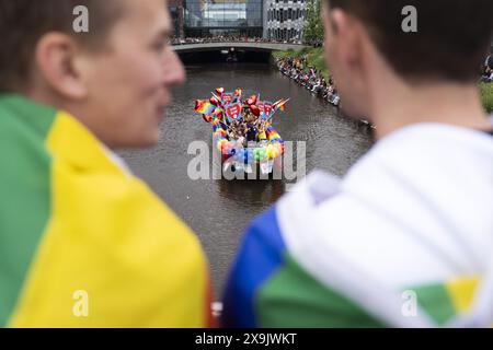 UTRECHT - die Teilnehmer der Utrecht Pride Boat Parade winken den Zuschauern zu. Das Hauptziel der Organisation der jährlichen Veranstaltung besteht darin, die Sichtbarkeit von LGBTIQ+-Organisationen zu erhöhen. ANP JEROEN JUMELET niederlande Out - belgien Out Stockfoto
