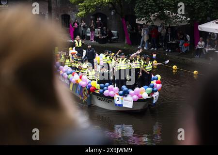 UTRECHT - die Teilnehmer der Utrecht Pride Boat Parade winken den Zuschauern zu. Das Hauptziel der Organisation der jährlichen Veranstaltung besteht darin, die Sichtbarkeit von LGBTIQ+-Organisationen zu erhöhen. ANP JEROEN JUMELET niederlande Out - belgien Out Stockfoto