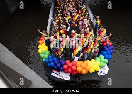 UTRECHT - die Teilnehmer der Utrecht Pride Boat Parade winken den Zuschauern zu. Das Hauptziel der Organisation der jährlichen Veranstaltung besteht darin, die Sichtbarkeit von LGBTIQ+-Organisationen zu erhöhen. ANP JEROEN JUMELET niederlande Out - belgien Out Stockfoto