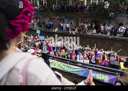 UTRECHT - die Teilnehmer der Utrecht Pride Boat Parade winken den Zuschauern zu. Das Hauptziel der Organisation der jährlichen Veranstaltung besteht darin, die Sichtbarkeit von LGBTIQ+-Organisationen zu erhöhen. ANP JEROEN JUMELET niederlande Out - belgien Out Stockfoto