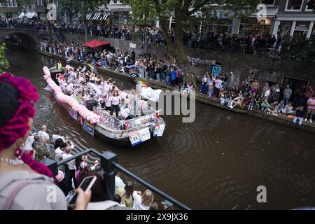 UTRECHT - die Teilnehmer der Utrecht Pride Boat Parade winken den Zuschauern zu. Das Hauptziel der Organisation der jährlichen Veranstaltung besteht darin, die Sichtbarkeit von LGBTIQ+-Organisationen zu erhöhen. ANP JEROEN JUMELET niederlande Out - belgien Out Stockfoto