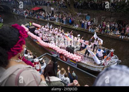 UTRECHT - die Teilnehmer der Utrecht Pride Boat Parade winken den Zuschauern zu. Das Hauptziel der Organisation der jährlichen Veranstaltung besteht darin, die Sichtbarkeit von LGBTIQ+-Organisationen zu erhöhen. ANP JEROEN JUMELET niederlande Out - belgien Out Stockfoto