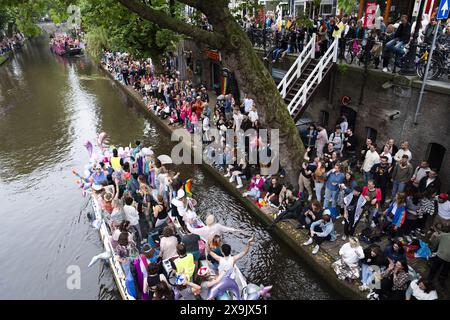 UTRECHT - die Teilnehmer der Utrecht Pride Boat Parade winken den Zuschauern zu. Das Hauptziel der Organisation der jährlichen Veranstaltung besteht darin, die Sichtbarkeit von LGBTIQ+-Organisationen zu erhöhen. ANP JEROEN JUMELET niederlande Out - belgien Out Stockfoto