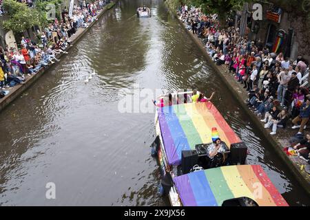 UTRECHT - die Teilnehmer der Utrecht Pride Boat Parade winken den Zuschauern zu. Das Hauptziel der Organisation der jährlichen Veranstaltung besteht darin, die Sichtbarkeit von LGBTIQ+-Organisationen zu erhöhen. ANP JEROEN JUMELET niederlande Out - belgien Out Stockfoto