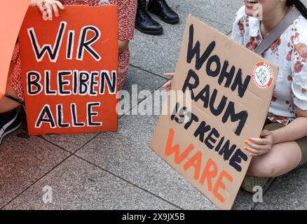 Mietendemo Demo unter dem Motto die Miete ist zu hoch. Rund 150 Mieterinitiativen, Hausgemeinschaften und Organisationen haben zur Demo aufgerufen, Berlin 01.06.2024. Berlin Berlin Deutschland *** Mietdemo unter dem Motto die Miete ist zu hoch rund 150 Mietinitiativen, Wohnungsbaugesellschaften und -Organisationen haben eine Demo gefordert, Berlin 01 06 2024 Berlin Berlin Deutschland Stockfoto