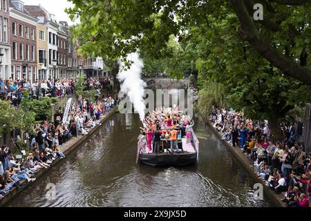UTRECHT - die Teilnehmer der Utrecht Pride Boat Parade winken den Zuschauern zu. Das Hauptziel der Organisation der jährlichen Veranstaltung besteht darin, die Sichtbarkeit von LGBTIQ+-Organisationen zu erhöhen. ANP JEROEN JUMELET niederlande Out - belgien Out Stockfoto