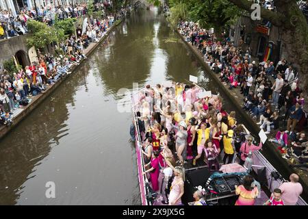 UTRECHT - die Teilnehmer der Utrecht Pride Boat Parade winken den Zuschauern zu. Das Hauptziel der Organisation der jährlichen Veranstaltung besteht darin, die Sichtbarkeit von LGBTIQ+-Organisationen zu erhöhen. ANP JEROEN JUMELET niederlande Out - belgien Out Stockfoto