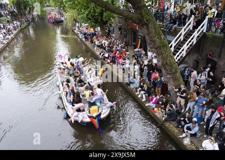 UTRECHT - die Teilnehmer der Utrecht Pride Boat Parade winken den Zuschauern zu. Das Hauptziel der Organisation der jährlichen Veranstaltung besteht darin, die Sichtbarkeit von LGBTIQ+-Organisationen zu erhöhen. ANP JEROEN JUMELET niederlande Out - belgien Out Stockfoto