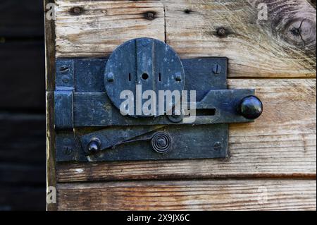 Vintage-Metallschloss an einer Holztür mit Textur Stockfoto