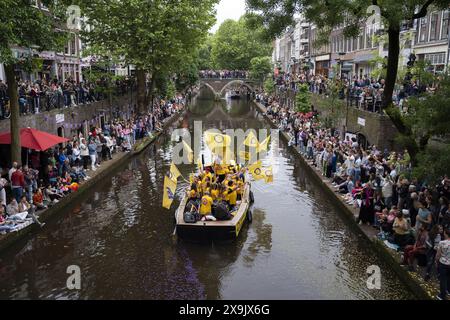 UTRECHT - die Teilnehmer der Utrecht Pride Boat Parade winken den Zuschauern zu. Das Hauptziel der Organisation der jährlichen Veranstaltung besteht darin, die Sichtbarkeit von LGBTIQ+-Organisationen zu erhöhen. ANP JEROEN JUMELET niederlande Out - belgien Out Stockfoto
