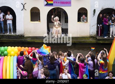 UTRECHT - die Teilnehmer der Utrecht Pride Boat Parade winken den Zuschauern zu. Das Hauptziel der Organisation der jährlichen Veranstaltung besteht darin, die Sichtbarkeit von LGBTIQ+-Organisationen zu erhöhen. ANP JEROEN JUMELET niederlande Out - belgien Out Stockfoto