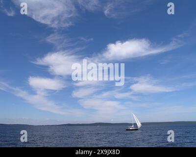 Segelboot auf dem See Onega im Sommer, blauer Himmel mit Wolken Stockfoto