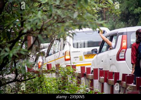 Verkehrsstau weißer Autos, die die Hektik und Überfüllung beliebter Bergstationen wie Nanital, shimla mit Hitzewelle zeigen Stockfoto