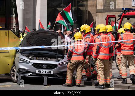 Ein Auto stürzte in eine Straßenbahn auf dem St. Peters Square, nachdem der Verkehr im Zentrum aufgrund einer palästinensischen Demonstration im Stadtzentrum von Manchester gestoppt wurde. Der Protest sah Demonstranten die Marktstraße entlang an einer Filiale der Barclays Bank vorbeiziehen, die nach dem Zerschlagen von Fenstern an Bord ging und das Gebäude mit roter Farbe bedeckt war, als Teil eines Protestes gegen die Beteiligung der Banken an Investitionen in Israel. Manchester, UK Bild: Garyroberts/worldwidefeatures.com Stockfoto