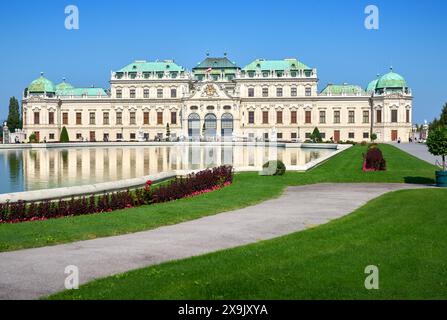 Wien, Österreich – 26. September 2023. Schloss Belvedere Sonnenschein Teich Reflexion Wien Österreich. Schloss Belvedere in der Sonne reflektiert. Stockfoto