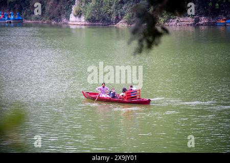 Einsames Boot auf dem grünen Wasser des Bhimtalsees, ein beliebtes Touristenziel während der Hitzewelle Stockfoto