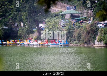 Boote, die auf der Seite des bhimtal Sees nainital geparkt sind, sind bereit für den Touristenansturm, wenn der Sommer zunimmt Stockfoto