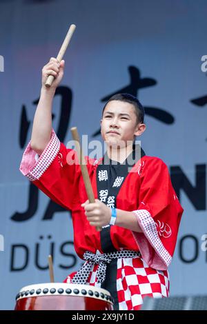 Japan-Tag in Düsseldorf vom 01.06. - 02.06.24 die Taiko Kids begeistern das Publikum. Foto: Kirchner-Media/TH *** Japan Day in Düsseldorf vom 01 06 02 06 24 die Taiko Kids inspirieren das Publikum Foto Kirchner Media TH Copyright: Kirchner-Media Stockfoto