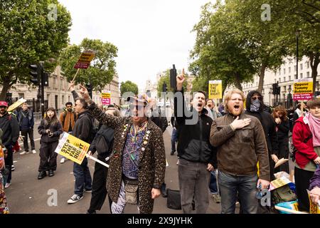 Menschen von Stand Up bis Rassismus nehmen an einem Gegenprotest auf Whithall in London Teil, als Tommy Robinson, dessen richtiger Name Stephen Yaxley Lennon ist, einen protestmarsch durch London organisierte. Gruppen aus dem ganzen Vereinigten Königreich, die mit der Fußballstörung in Verbindung stehen, werden erwartet, dass sie an der Veranstaltung teilnehmen, die die Metropolitan Police sagte. Bilddatum: Samstag, 1. Juni 2024. Stockfoto