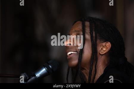 Erfurt, Deutschland. Juni 2024. Judy Bailey und ihre Band begleiten eine Veranstaltung zum Deutschen Katholischen Tag im Festsaal des Rathauses. 20.000 Teilnehmer aus ganz Deutschland werden an der fünftägigen christlichen Versammlung erwartet. Bis Sonntag sind rund 500 Veranstaltungen geplant. Quelle: Hendrik Schmidt/dpa/Alamy Live News Stockfoto