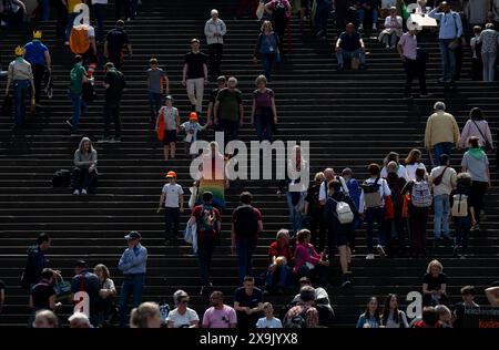 Erfurt, Deutschland. Juni 2024. Besucher des Deutschen Katholischen Tages gehen über die Kathedraltreppe. 20.000 Teilnehmer aus ganz Deutschland werden an der fünftägigen christlichen Versammlung erwartet. Bis Sonntag sind rund 500 Veranstaltungen geplant. Quelle: Hendrik Schmidt/dpa/Alamy Live News Stockfoto