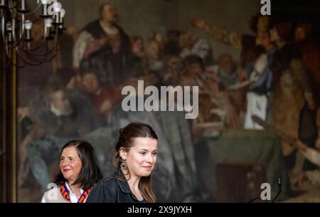 Erfurt, Deutschland. Juni 2024. Katrin Göring-Eckardt (Bündnis90/die Grünen, l), Vizepräsidentin des Bundestages, und Luisa Neubauer, Klimaschutzaktivistin, nehmen an der Podiumsdiskussion "besser, wenn deine Mutter dich nicht gebären hätte" beim Deutschen Katholischen Kongress Teil. Im Ballsaal des Rathauses. Der Katholikentag setzt sich in der Stadt fort. 20.000 Teilnehmer aus ganz Deutschland werden an der fünftägigen christlichen Versammlung erwartet. Bis Sonntag sind rund 500 Veranstaltungen geplant. Quelle: Hendrik Schmidt/dpa/Alamy Live News Stockfoto