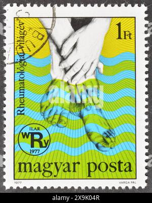 Von Ungarn gedruckte gestempelte Briefmarke, die das Internationale Jahr der Bekämpfung des Rheumatismus fördert, um 1977. Stockfoto
