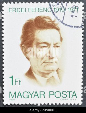 Von Ungarn gedruckte gestempelte Briefmarke, die ein Porträt von Ferenc Erdei zeigt, um 1980. Stockfoto