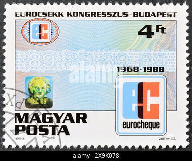 Gestempelte Briefmarke von Ungarn, die den Euroscheck-Kongress in Budapest fördert; 20 Jahre Euroscheck, um 1988. Stockfoto