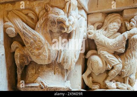 Revilla de Santullán, Spanien, 24. August 2017: Mittelalterliche Steinschnitzereien von mythischen Tieren in der Kirche San Cornelio y San Cipriano Stockfoto