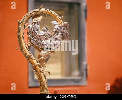 Toledo, Spanien, 19. Juni 2014: Goldener Pplendor: Die kunstvolle Monstranz von Toledos Fronleichnamsprozession Stockfoto