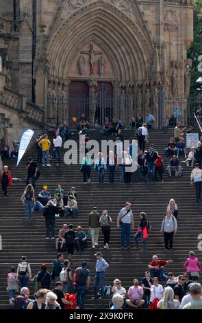 Erfurt, Deutschland. Juni 2024. Besucher des Deutschen Katholischen Tages gehen über die Kathedraltreppe. 20.000 Teilnehmer aus ganz Deutschland werden an der fünftägigen christlichen Versammlung erwartet. Bis Sonntag sind rund 500 Veranstaltungen geplant. Quelle: Hendrik Schmidt/dpa/Alamy Live News Stockfoto